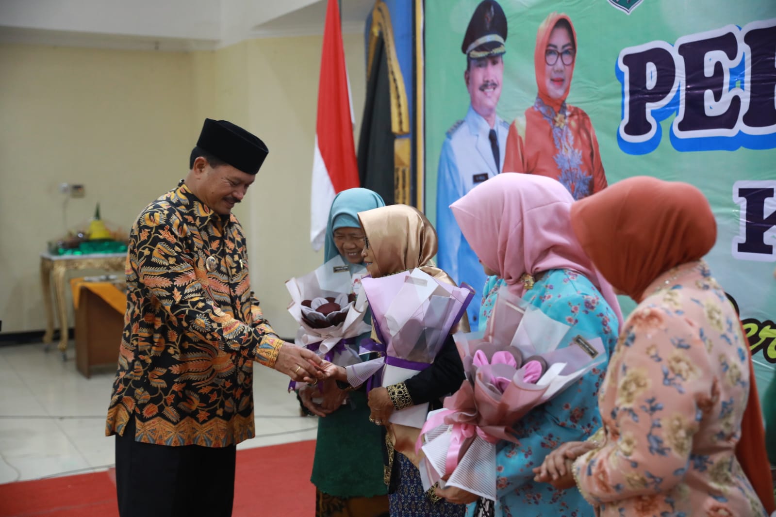 Foto 18 dari 26: Peringati Hari Ibu Ke-95, Wali Kota Gelar Upacara Bendera Hingga Perayaan Bersama Organisasi Wanita Kota Pendekar
