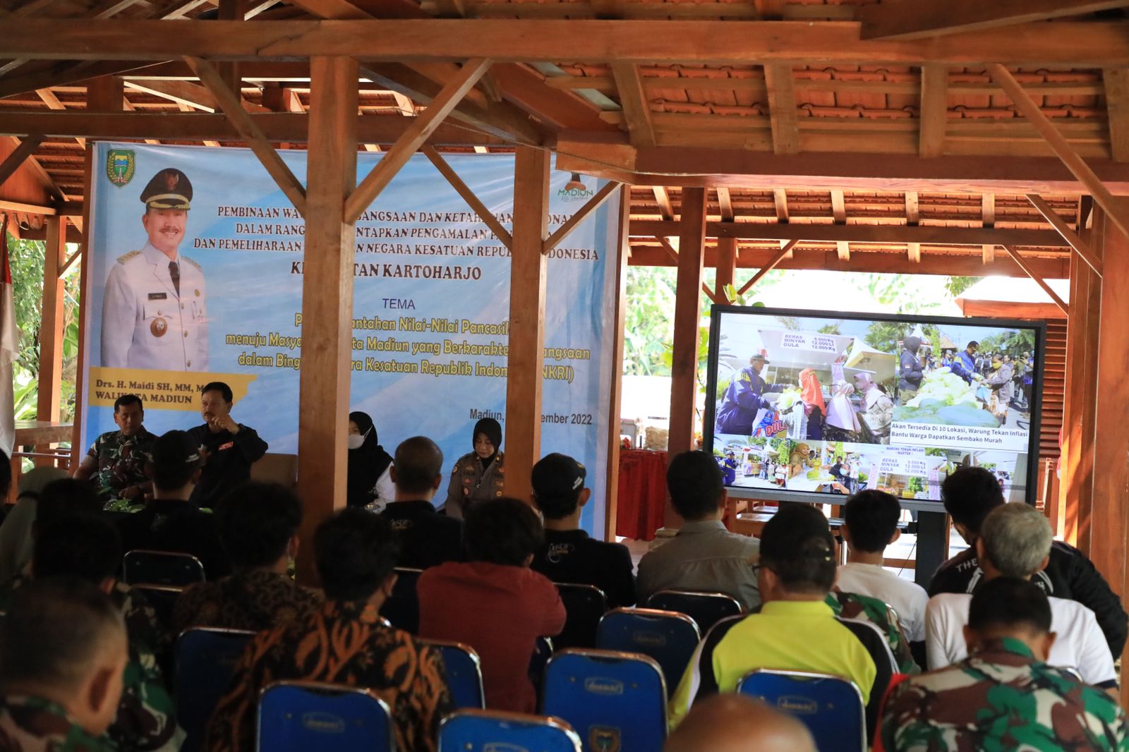 Foto 2 dari 7: Beri Pembinaan Wawasan Kebangsaan di Lapak Obor, Wali Kota Ajak Masyarakat Tanamkan Nilai Pancasila