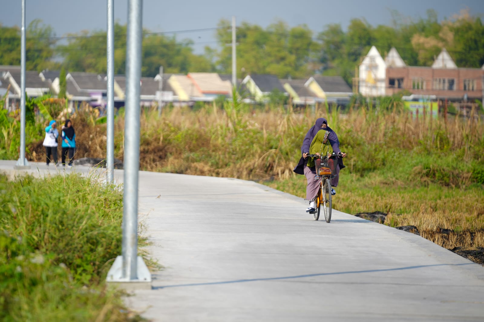 Foto 4 dari 6: Jalan Penghubung Lapak Banjarejo-Manisrejo Rampung, Panjang 500 Meter dan Sudah Bisa Diakses