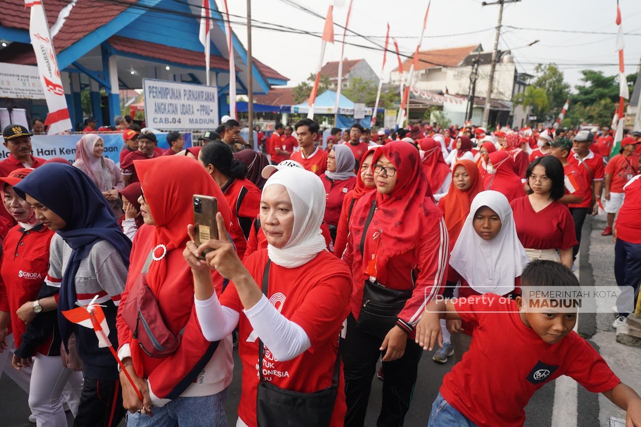Foto 9 dari 9: Wali Kota Berangkatkan Jalan Sehat Warga