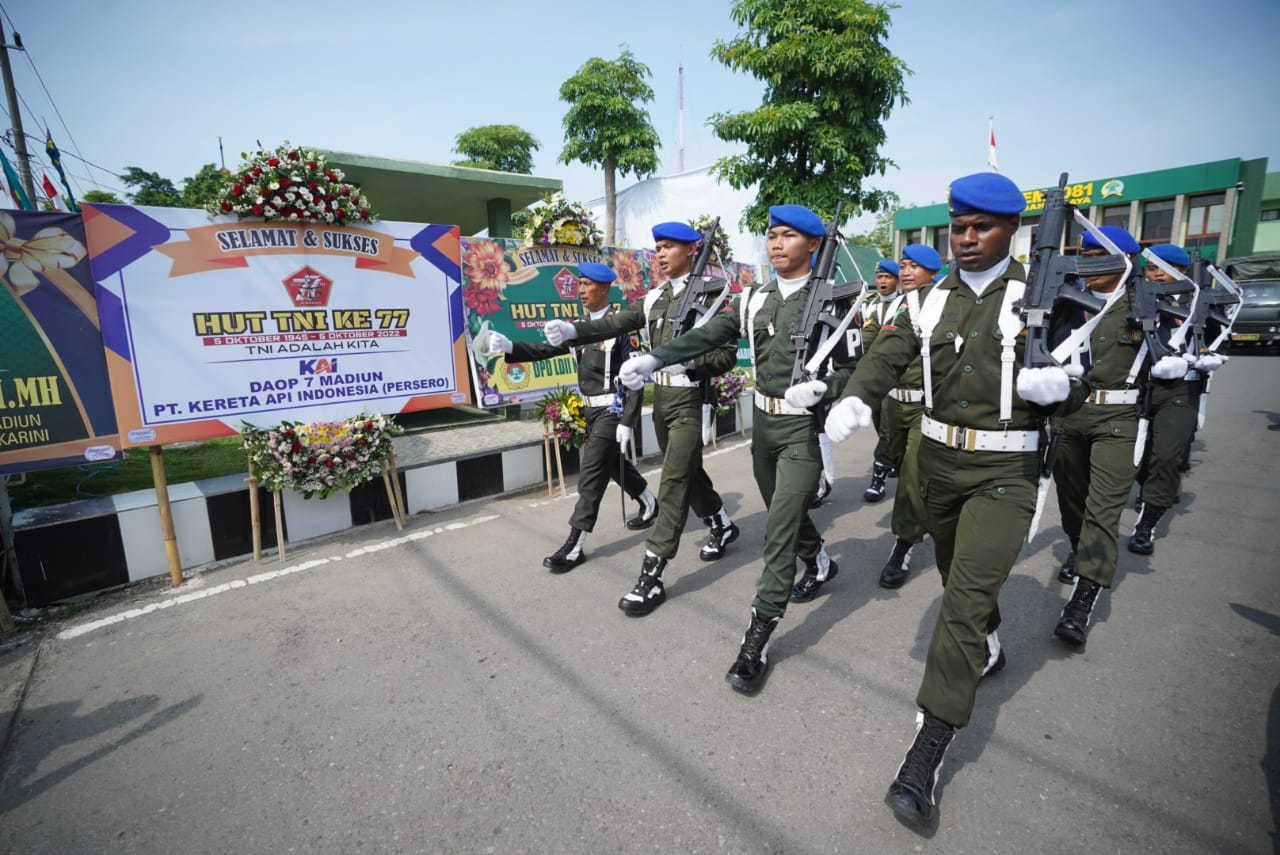 Foto 3 dari 11: Rayakan HUT Ke-77 TNI, Polisi Kota/Kabupaten Beri Kejutan Untuk Korem