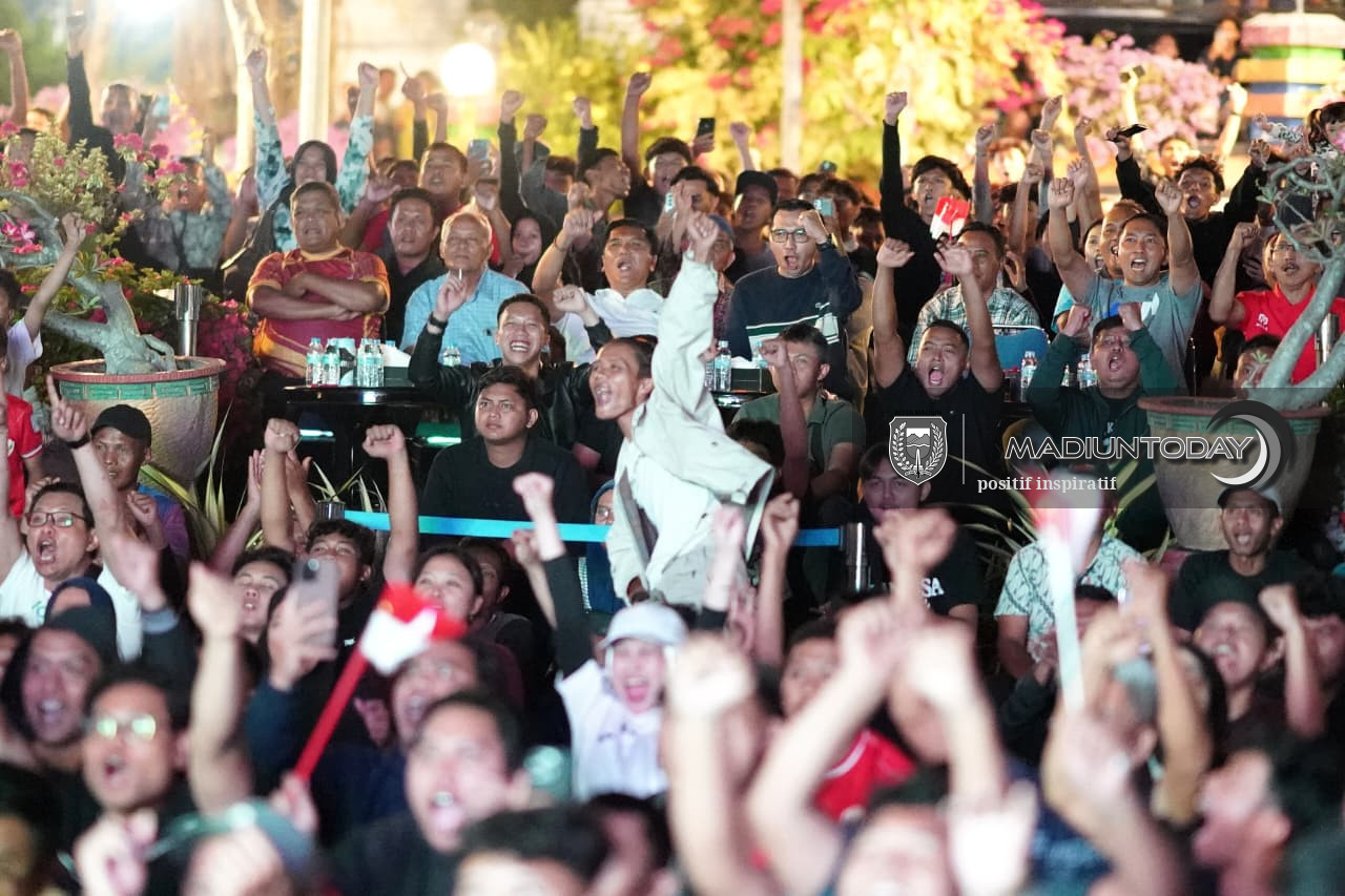 Foto 16 dari 19: Laga Berbalut Drama, Berakhir Bahagia
