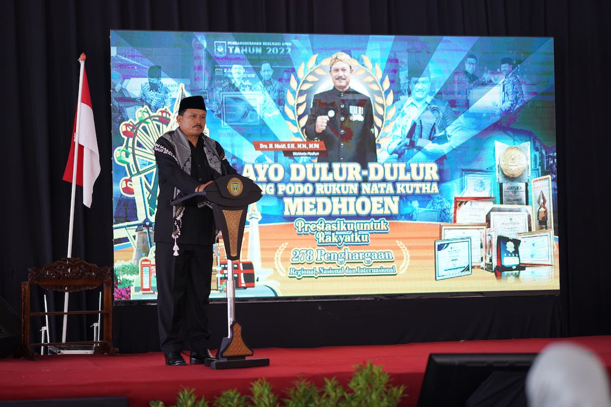 Foto 2 dari 9: Resmikan Pesawat Ma'had Aisyah Ummul Mukminin, Wali Kota Harap Jadi Pendukung Program Generasi Emas 2045