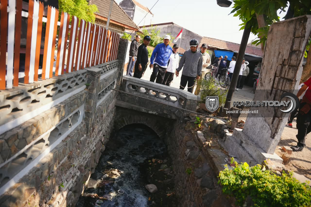Foto 15 dari 16: Gowes Keliling Kota, Plt Wali Kota Madiun Pantau Kebersihan hingga Kondisi Sekolah