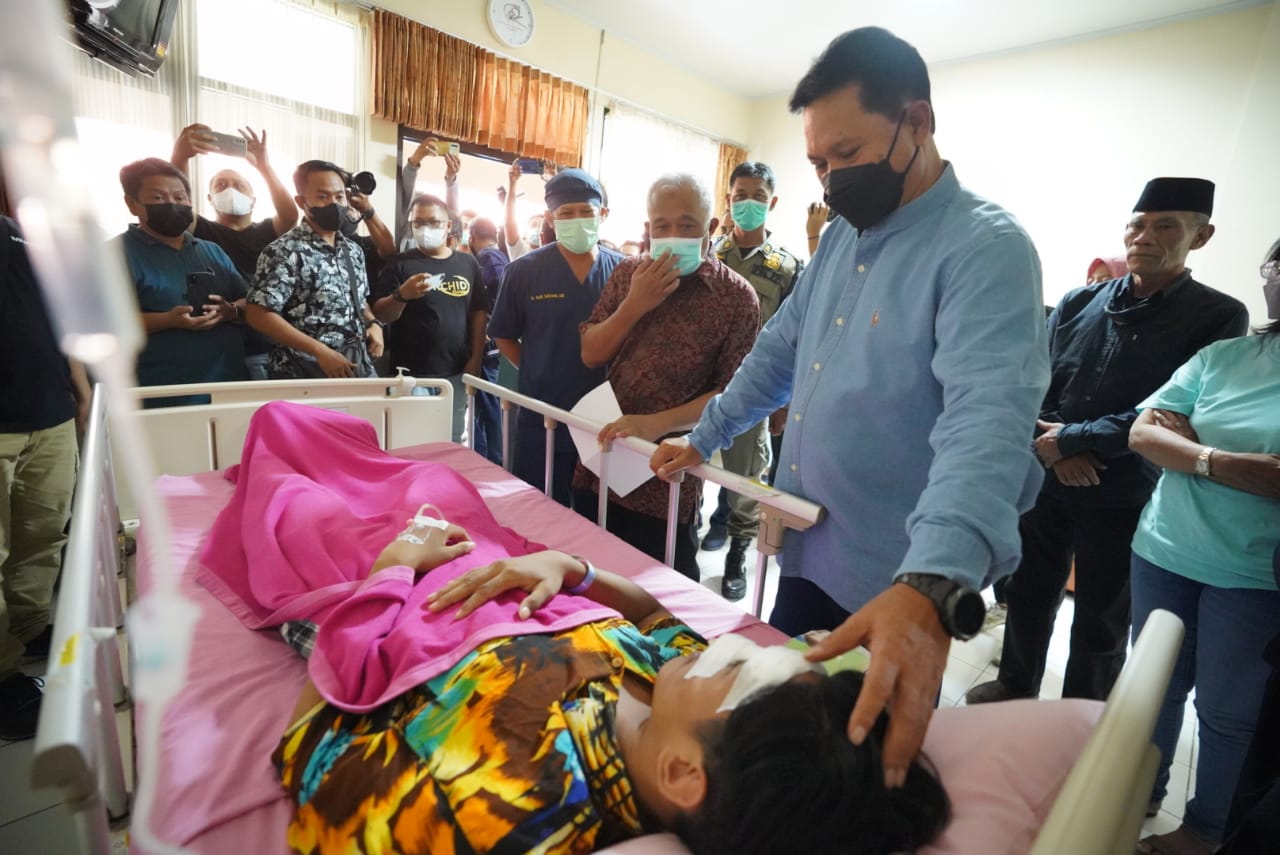 Foto utama berita: Wali Kota Maidi Tanggung Biaya Pengobatan Dua Korban Salah Paham “Pendekar”