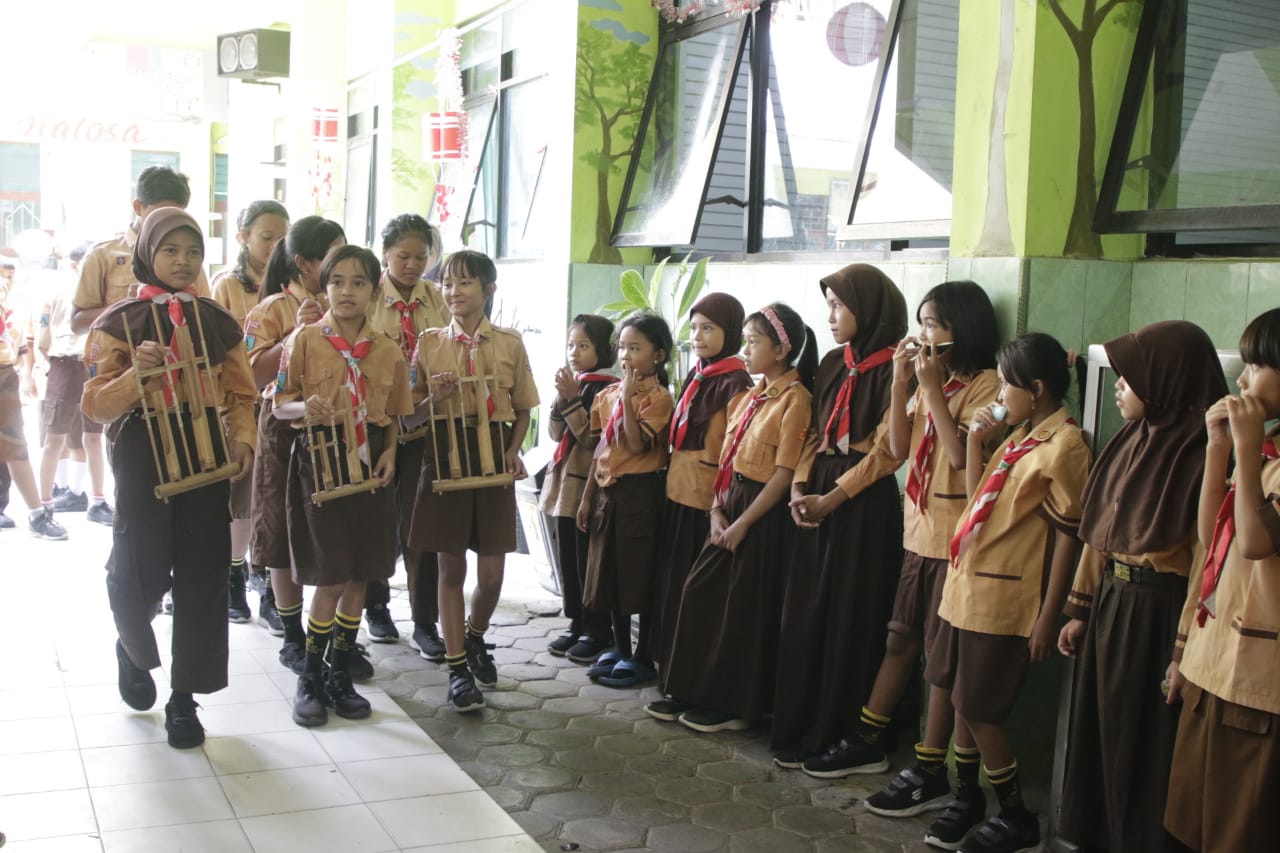 Foto 6 dari 10: Lestarikan Warisan Leluhur, SDN Nalosa Ajak Siswa Peringati Hari Angklung Sedunia
