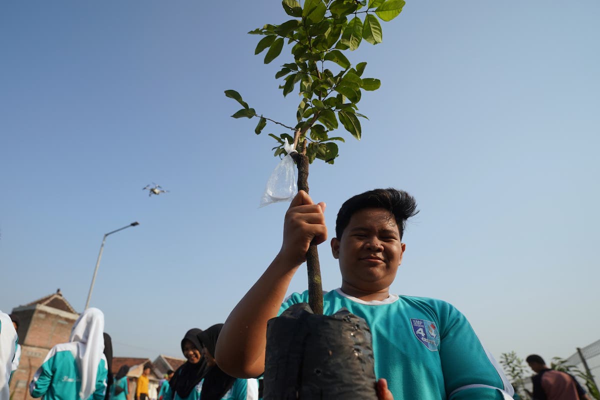 Foto 8 dari 10: Jaga Lingkungan Tetap Asri, Ratusan Pelajar di Kota Madiun Tanam Bibit Pohon
