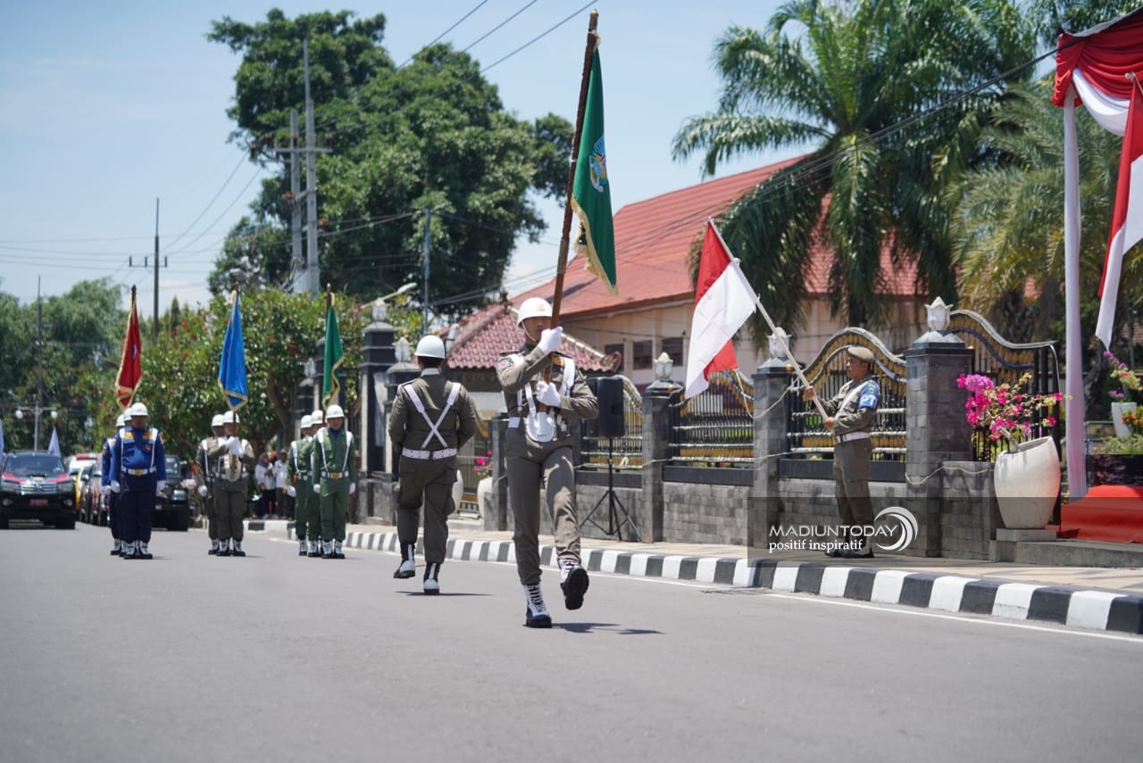 Foto 6 dari 9: Bukan Sekedar Kirab Bendera, Pataka Jer Basuki Mawa Bewa Syarat Makna