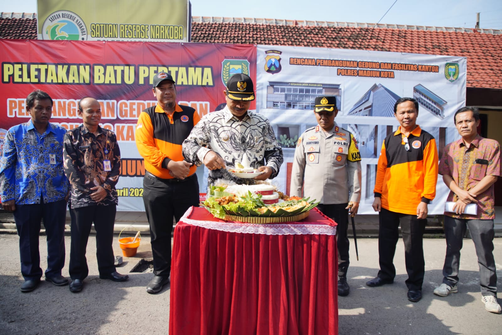 Foto 5 dari 8: Peletakan Batu Pertama Gedung Polres Madiun Kota, Wali Kota Juga Resmikan Musala