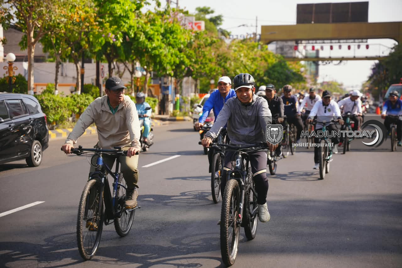 Foto 16 dari 16: Gowes Keliling Kota, Plt Wali Kota Madiun Pantau Kebersihan hingga Kondisi Sekolah