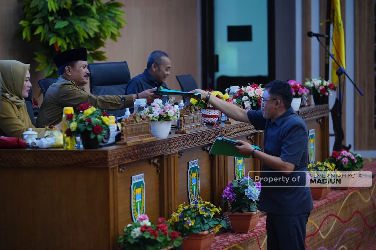Foto 3 dari 8: Pembahasan Raperda APBD 2024 Berlanjut, Tujuh Fraksi Sampaikan Pemandangan Umum Pada Sidang Paripurna