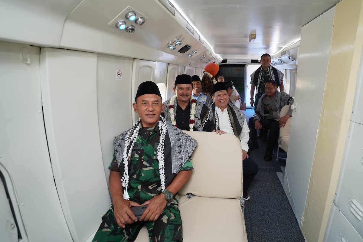 Foto 6 dari 9: Resmikan Pesawat Ma'had Aisyah Ummul Mukminin, Wali Kota Harap Jadi Pendukung Program Generasi Emas 2045