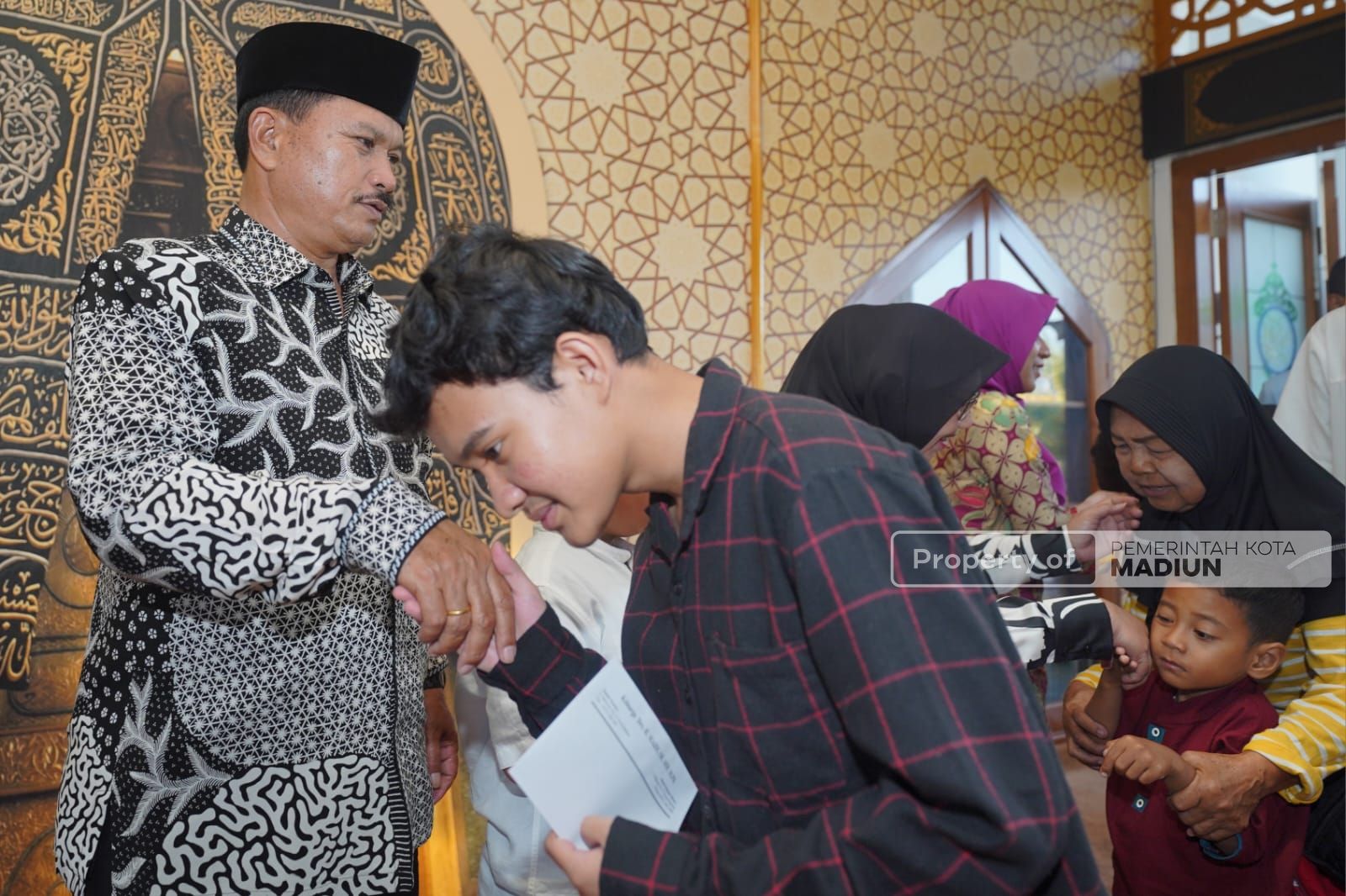 Foto 8 dari 9: Santuni Anak Yatim Piatu, Wali Kota Harap Beri Manfaat Bagi Kehidupan