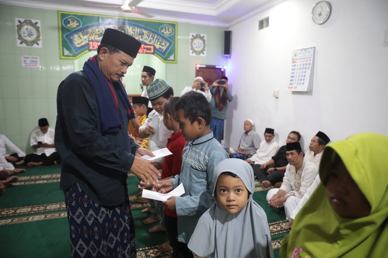 Foto 14 dari 15: Masjid Suhud Rohman Dapat Bantuan Rp 25 Juta, Jamaah Juga dapat Bantuan Sembako, Minyak, dan Santunan