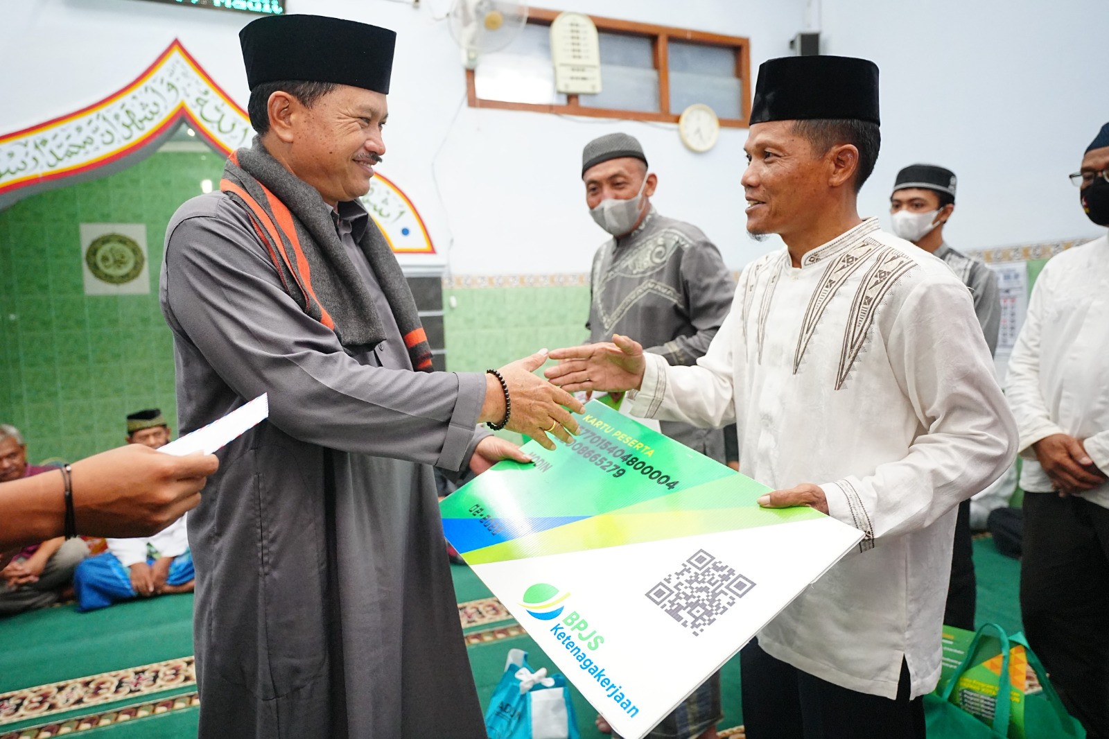 Foto 7 dari 10: Lewat Shalat Isya Berjamaah, Wali Kota Ajak Warga Dukung Pembangunan Kota