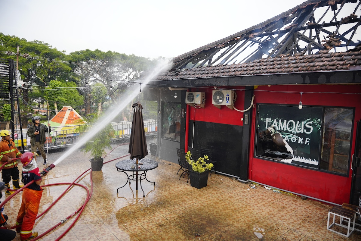 Foto 2 dari 8: Famous Cafe dan Karaoke Terbakar, Api Berhasil Dipadamkan Kurang dari 1,5 Jam Kemudian