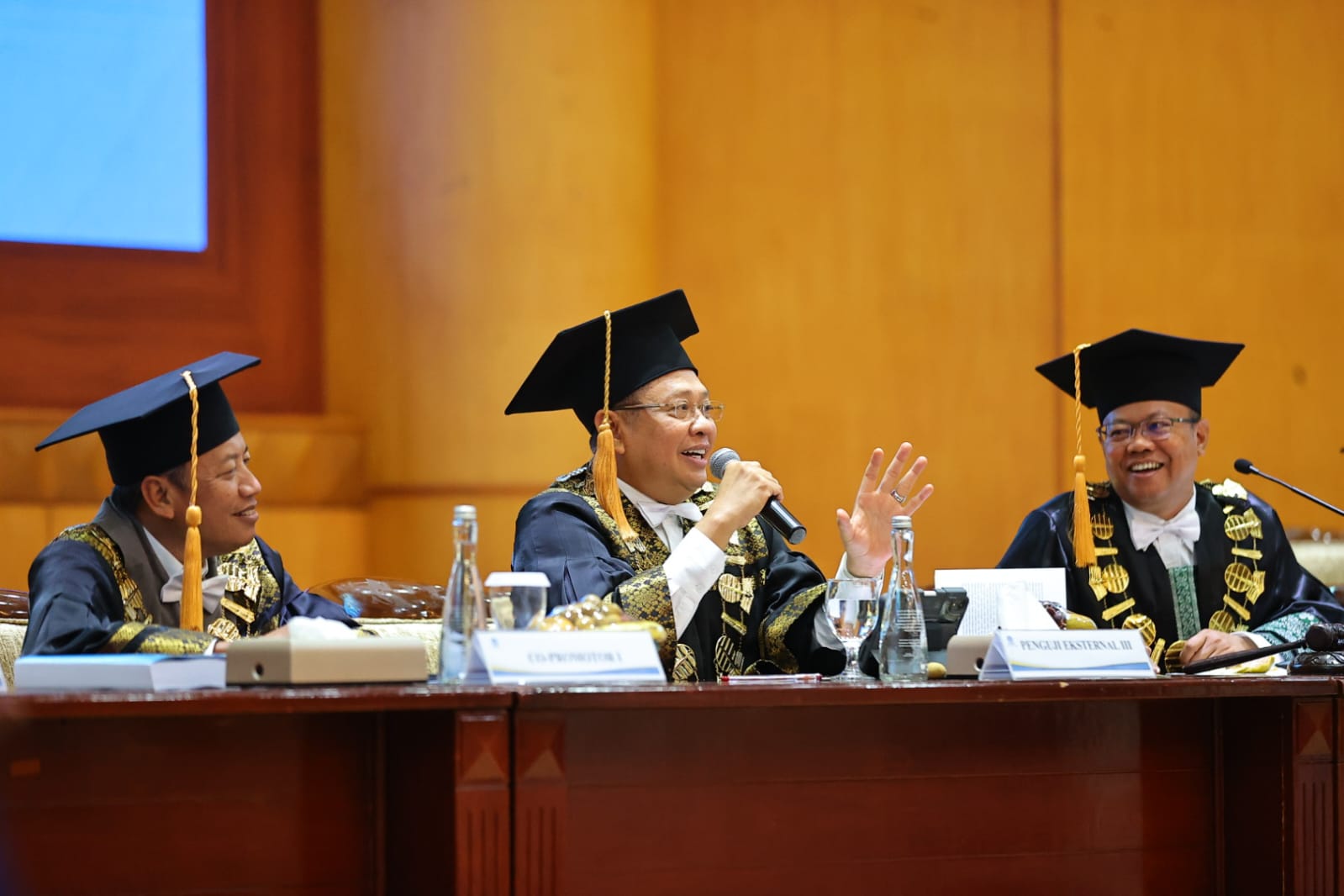 Foto 6 dari 9: Lulus Dengan Predikat Sangat Memuaskan, Wali Kota Maidi Resmi Sandang Gelar Doktor Pertama Dari UT