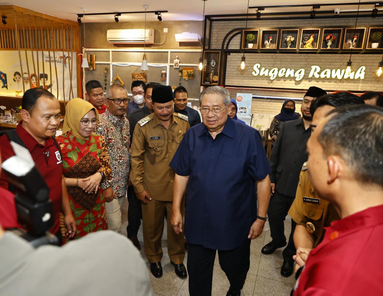 Foto 2 dari 4: Lagi, SBY Kunjungi Kota Madiun, Wali Kota Temani Makan Siang di RM Ayam Goreng Pemuda