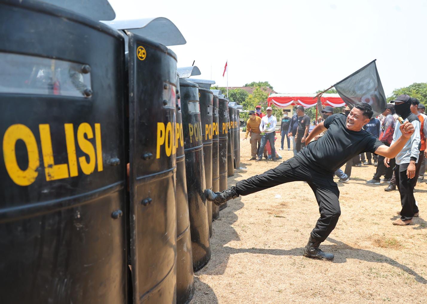 Foto 2 dari 9: Ada ‘Kerusuhan’ di KPU Kota Madiun, Polisi Berhasil Kendalikan Situasi dan Amankan Perusuh