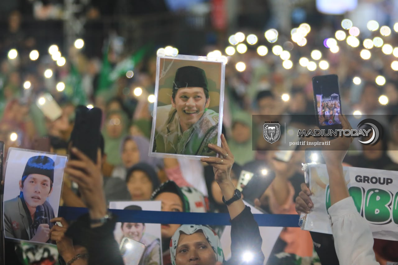 Foto 24 dari 29: Belasan Ribu Jamaah Larut dalam Pengajian Gus Iqdam, Pesan Amanah Menggema di Stadion Wilis
