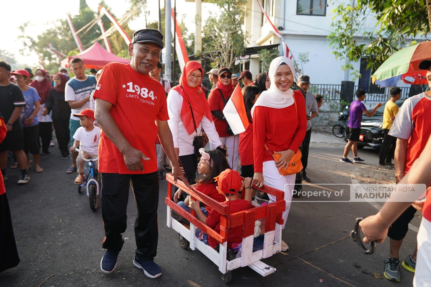 Foto 3 dari 9: Berangkatkan Jalan Santai di Kelurahan Patihan, Wali Kota Apresiasi Semangat Warga Isi Kemerdekaan