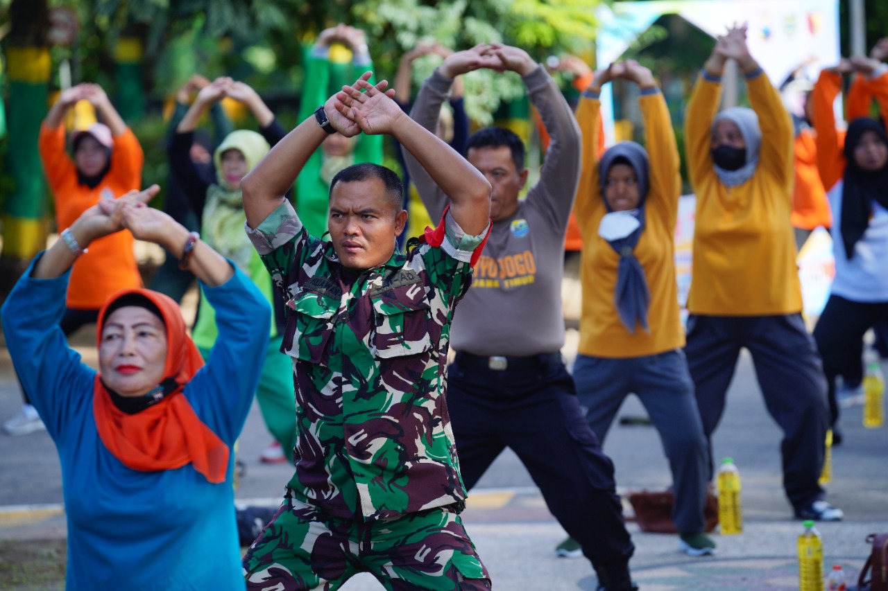Foto 7 dari 10: Senam Tiga Pilar Kecamatan Manguharjo, Wali Kota Harap Pola Hidup Sehat Jadi Gaya Hidup