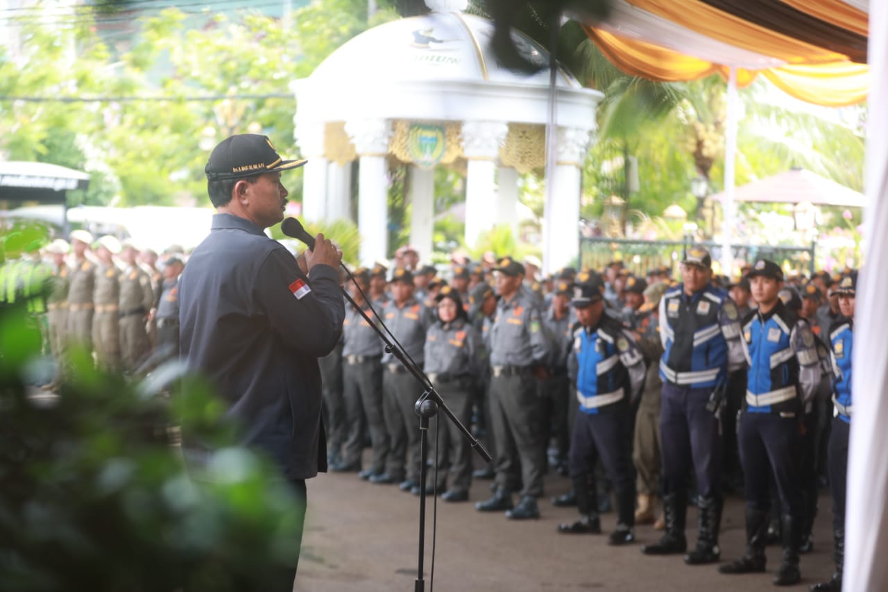 Foto 2 dari 11: Jelang Pergantian Tahun, Wali Kota Gelar Apel Pasukan Pengamanan Malam Tahun Baru