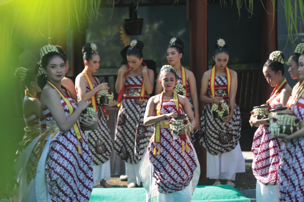 Foto 8 dari 14: Wilujeng Bumi Madhioen Jadi Cara Nguri-Uri Budaya