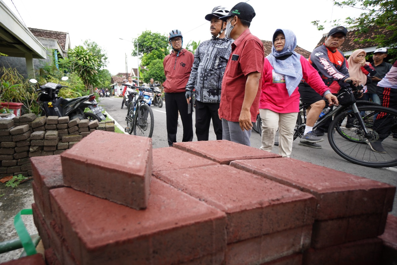 Foto 5 dari 10: Gowes Di Kartoharjo, Wali Kota Cek Progres Pavingisasi Hingga Proyek Ternak Lebah Madu