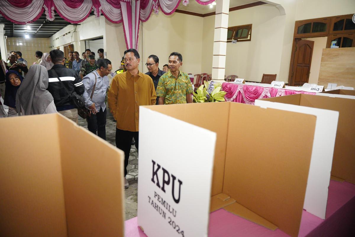 Foto 5 dari 10: Tinjau Kesiapan TPS, Wali Kota Bersama Forkopimda Gelar Pemantauan Langsung