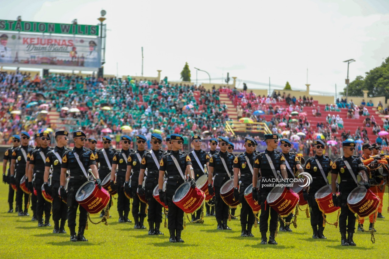 Foto 13 dari 19: Sukses Memukau Masyarakat, Aksi Drumcorps Pelopor Cenderawasih Akpol Dapat Apresiasi Wali Kota Maidi