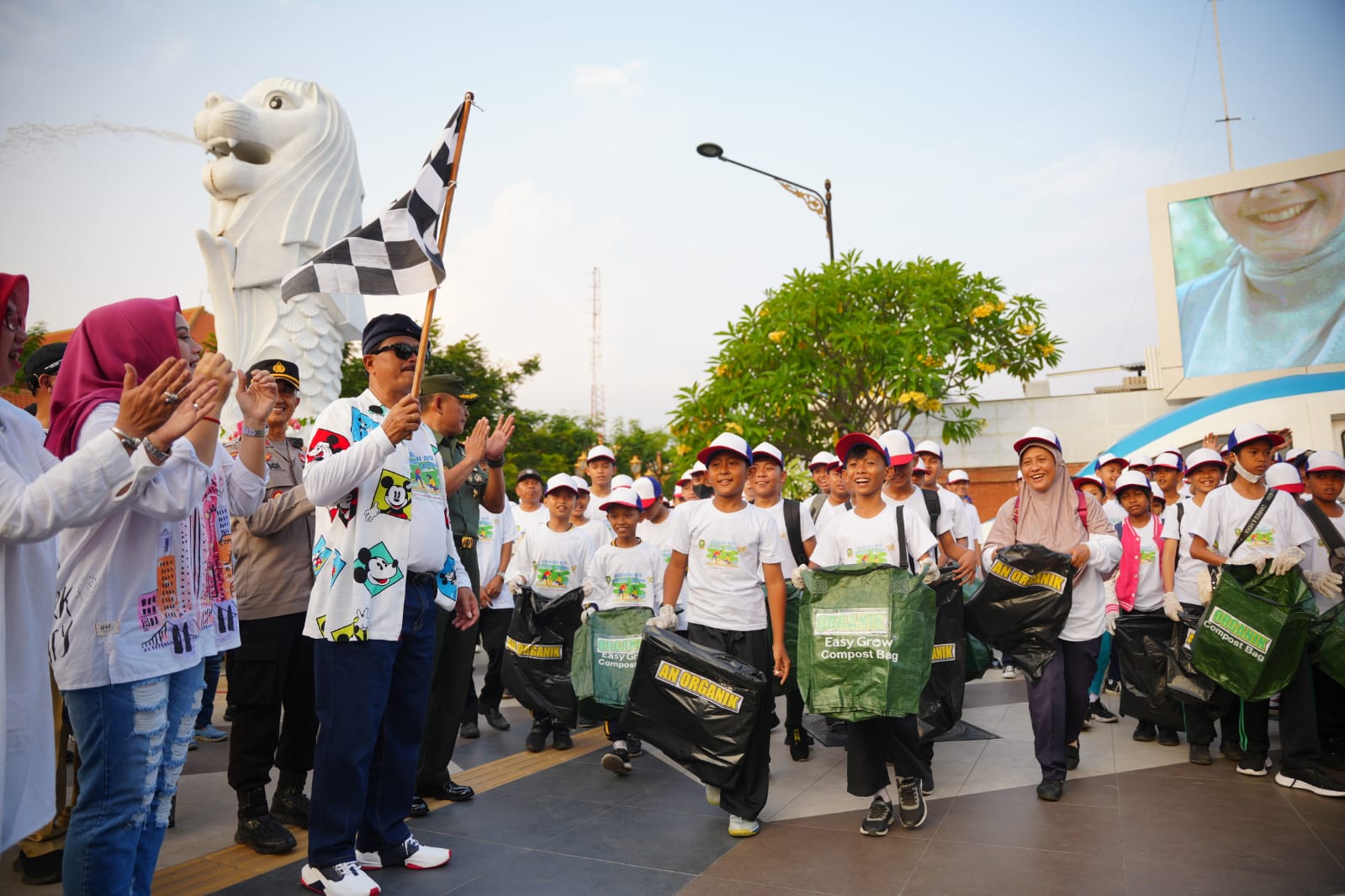 Foto utama berita: Ada Aksi Pungut Sampah Bersama 105 Pelajar Dalam Peringatan Hari Jadi, Wali Kota Beri Apresiasi