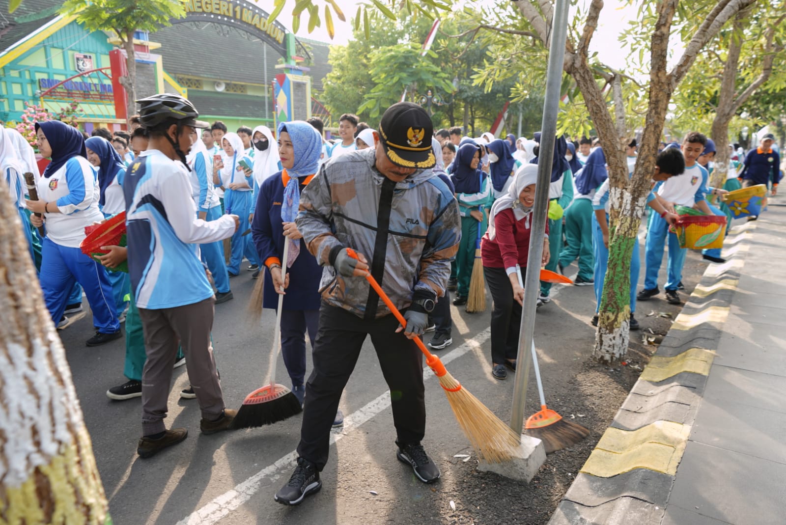 Foto 2 dari 5: Budayakan Cinta Lingkungan, Wali Kota Madiun Maidi Ajak Siswa Bersihkan Lingkungan Sekolah