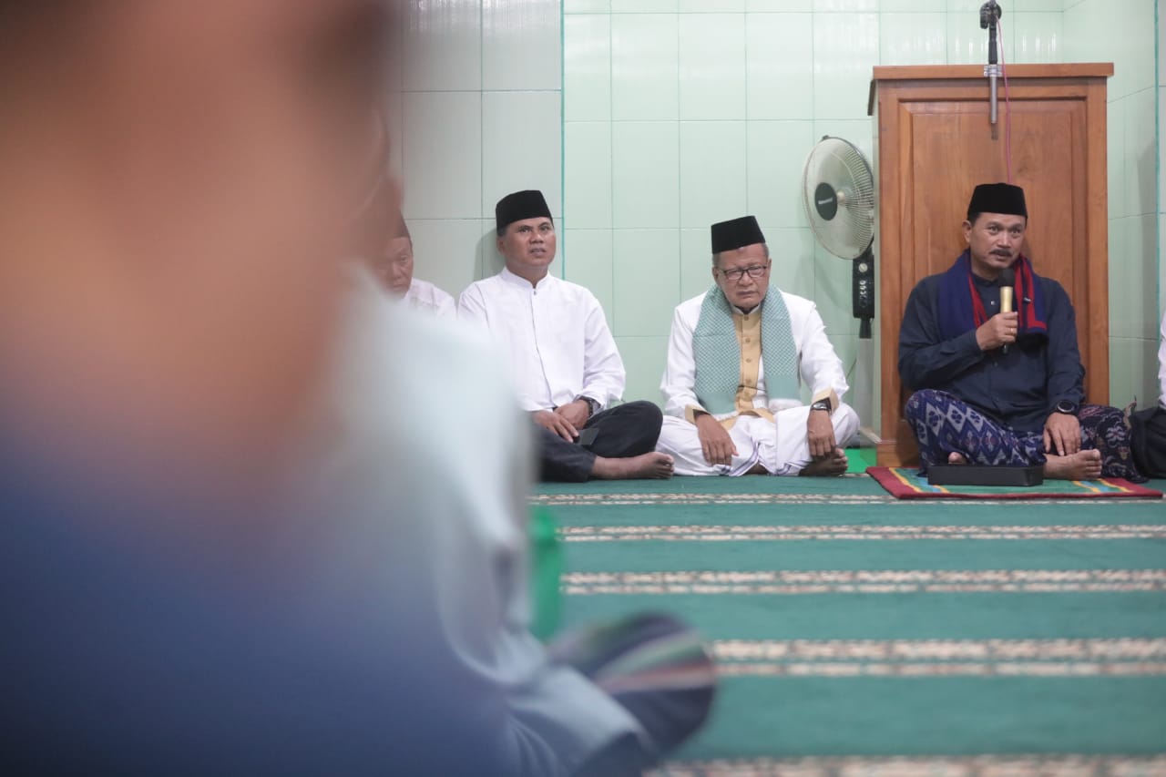 Foto 1 dari 15: Masjid Suhud Rohman Dapat Bantuan Rp 25 Juta, Jamaah Juga dapat Bantuan Sembako, Minyak, dan Santunan