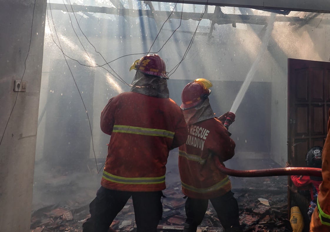 Foto 4 dari 8: Dua Kejadian Kebakaran Dalam Sehari, Petugas Damkar Imbau Masyarakat Waspada