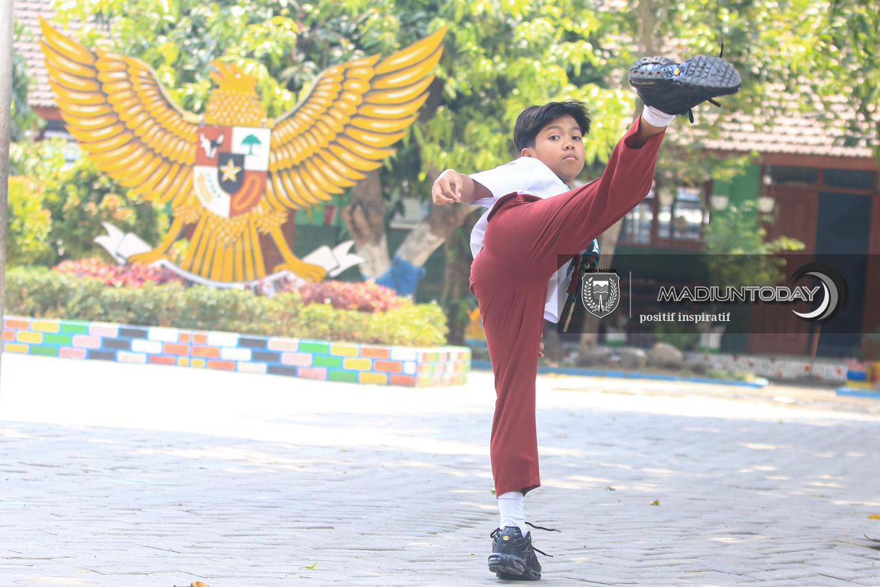 Foto 4 dari 6: Tak Gentar Hadapi Karateka Berpengalaman, Langkah Kecil Abinaya Sabet Juara 1 Kumite di Ajang Internasional