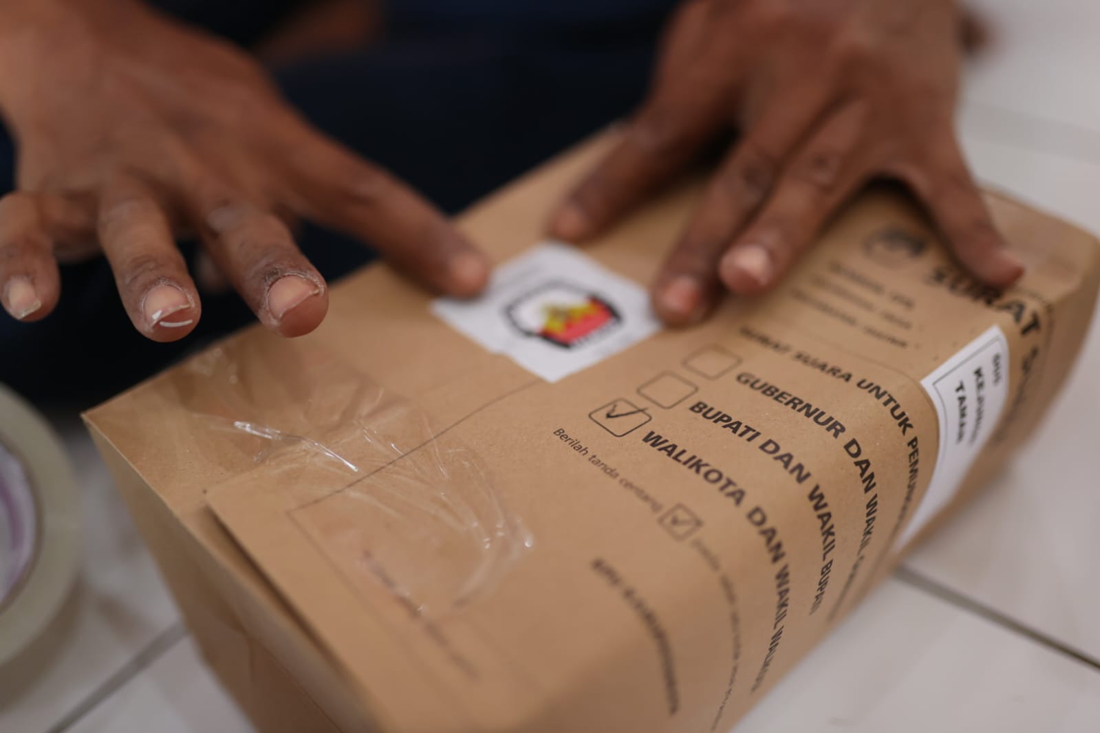 Foto 3 dari 4: Proses Sorlip Selesai, KPU Mulai Kemasi Surat Suara Pilkada 2024