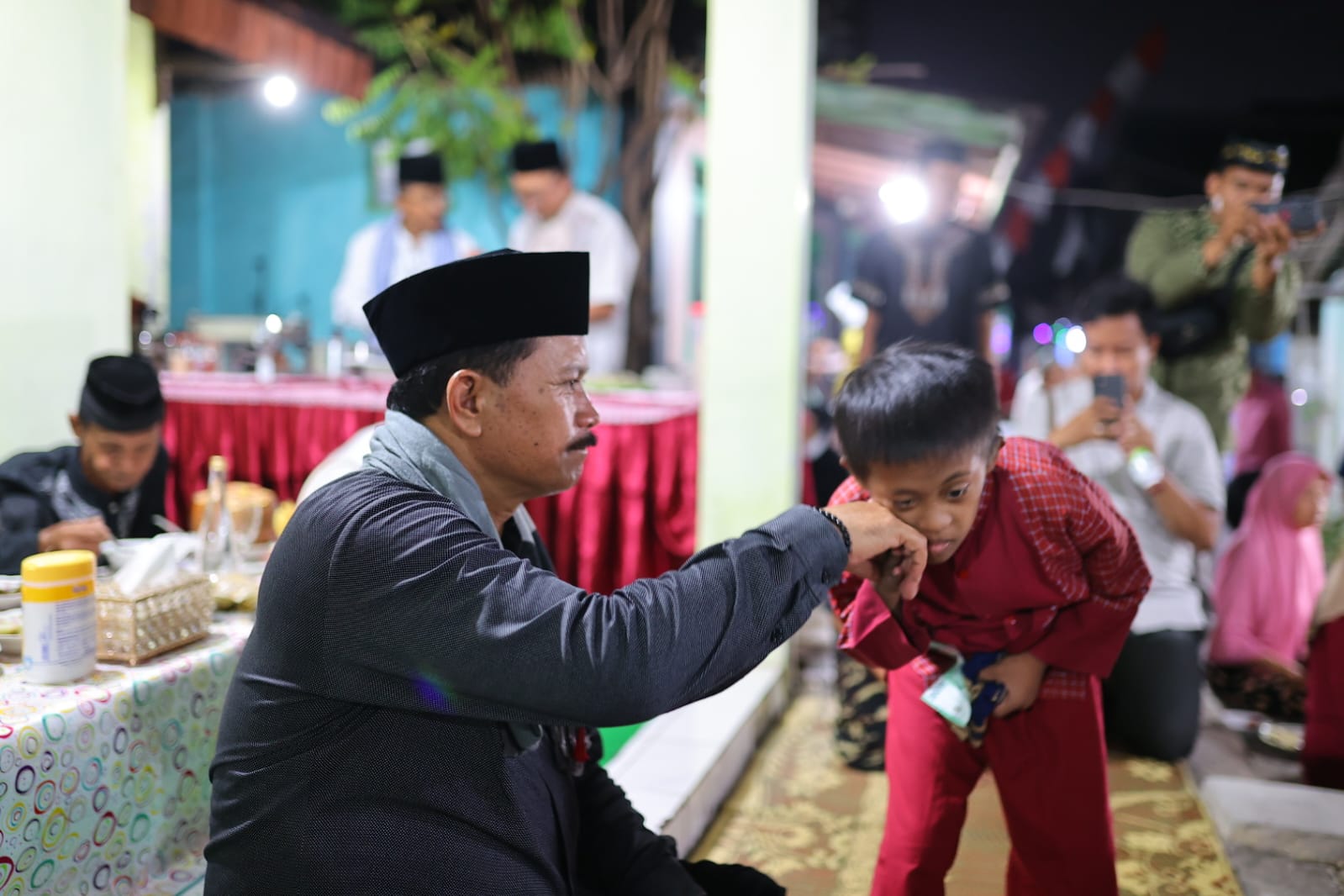 Foto 5 dari 8: Sambang Warga Jalan Trunojoyo, Wali Kota Shalat Isya Berjamaah Di Musala Al Qodiroh