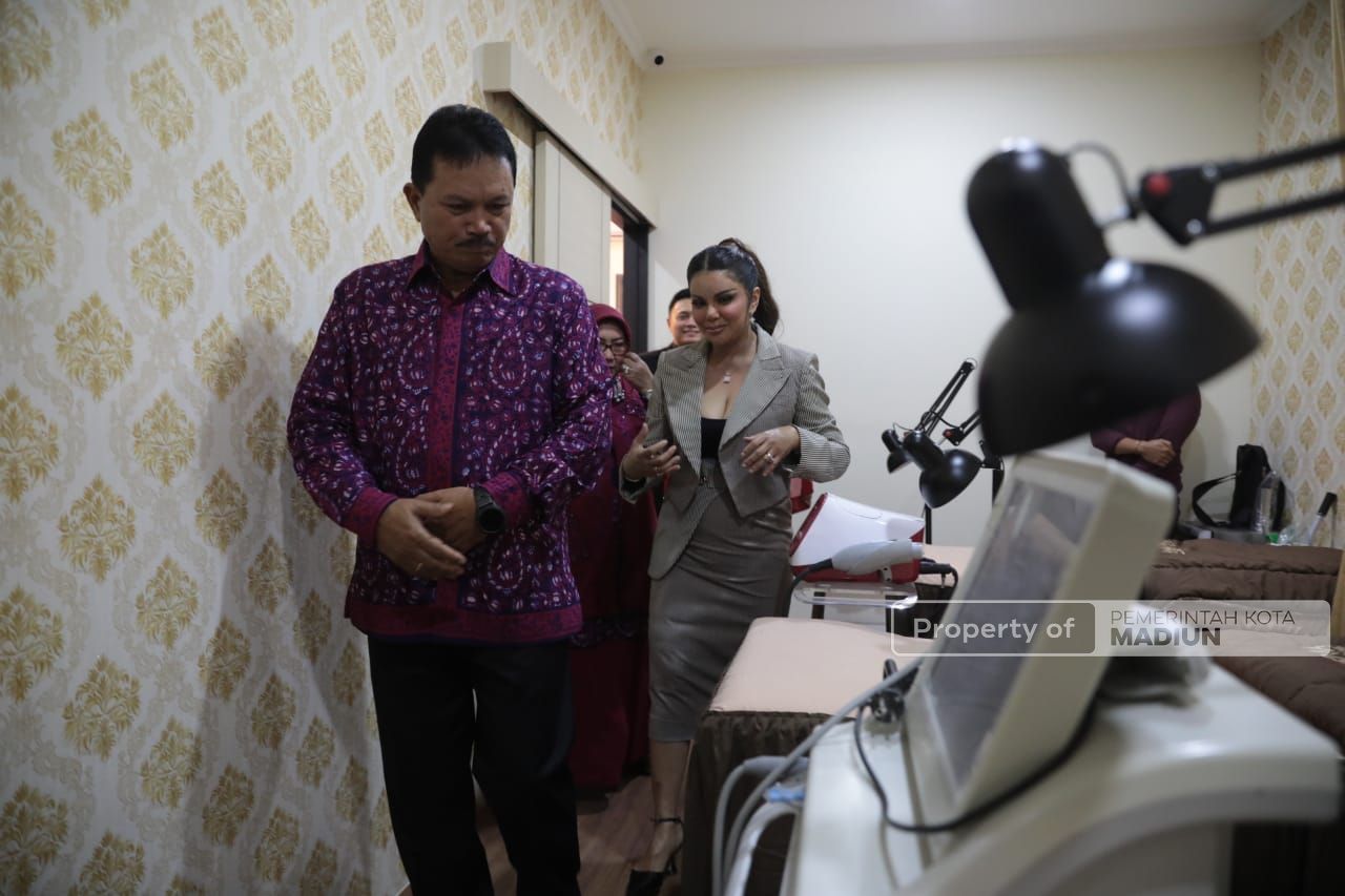 Foto 6 dari 14: Hadiri Pembukaan Klinik Estetika, Wali Kota Harap Bisa Jadi Daya Tarik Kota Pendekar