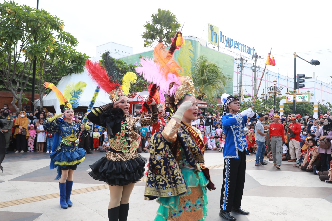Foto 3 dari 11: Tampil Memukau, Drumband SMPN 11 dan Paskib SMKN 2 Madiun Unjuk Gigi di Parade Senja