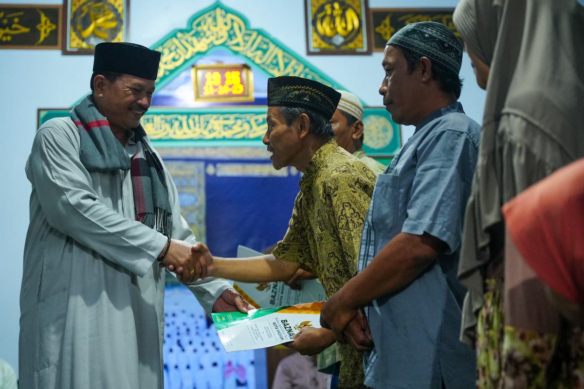 Foto 5 dari 8: Salat Isya di Masjid Al Husna, Wali Kota Salurkan Santunan hingga Bantuan Masjid Rp 18 Juta