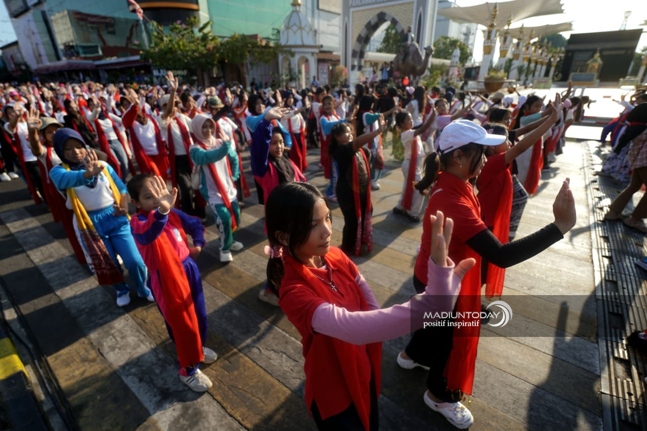 Foto 2 dari 12: Madiun Menari Milik Warga Kota, Plt Wali Kota Ajak Masyarakat Saksikan dan Menari Bersama