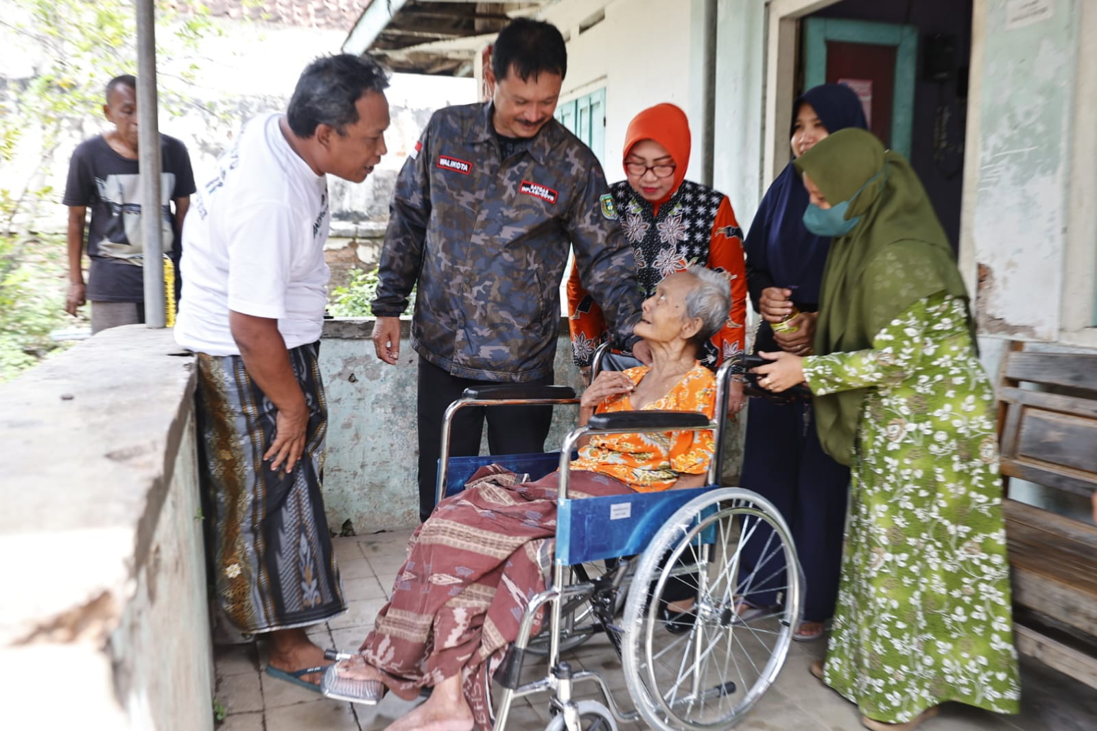 Foto 3 dari 10: Wali Kota Salurkan Bantuan Kursi Roda Dan Tongkat Jalan Bagi Warga Yang Membutuhkan