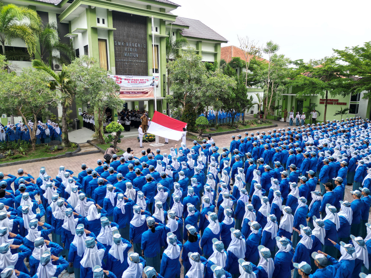 Foto 12 dari 13: Jadi Pembina Upacara di SMKN 3, Wali Kota: Kota Kita Kota Layak Anak, Mari Kita Jaga Bersama