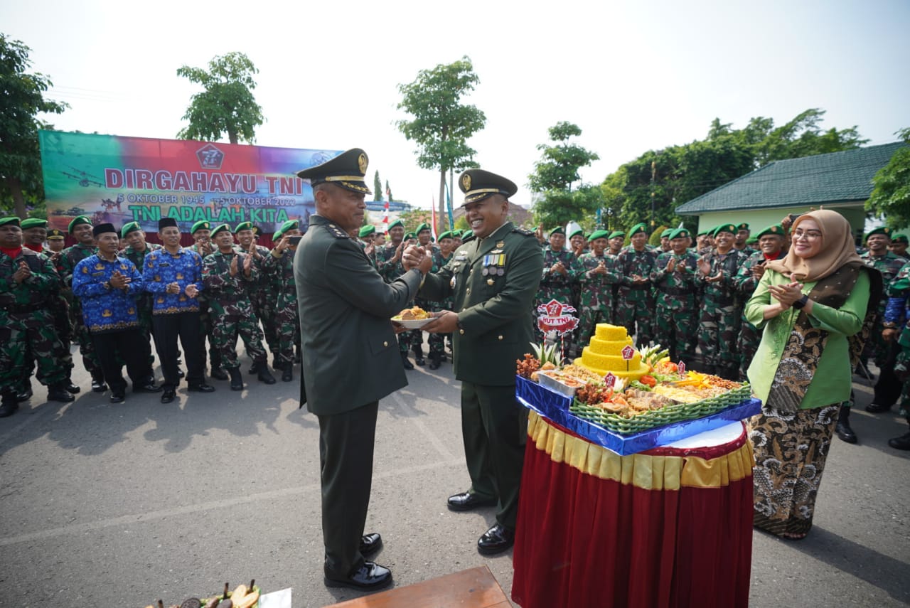 Foto 8 dari 11: Rayakan HUT Ke-77 TNI, Polisi Kota/Kabupaten Beri Kejutan Untuk Korem