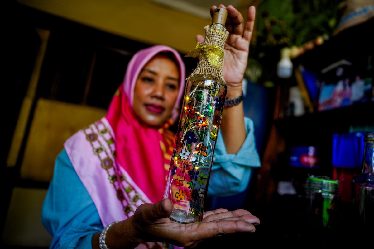 Foto utama berita: Cantiknya Glass Painting Berhias Lampu Karya Myartin Indriawatie