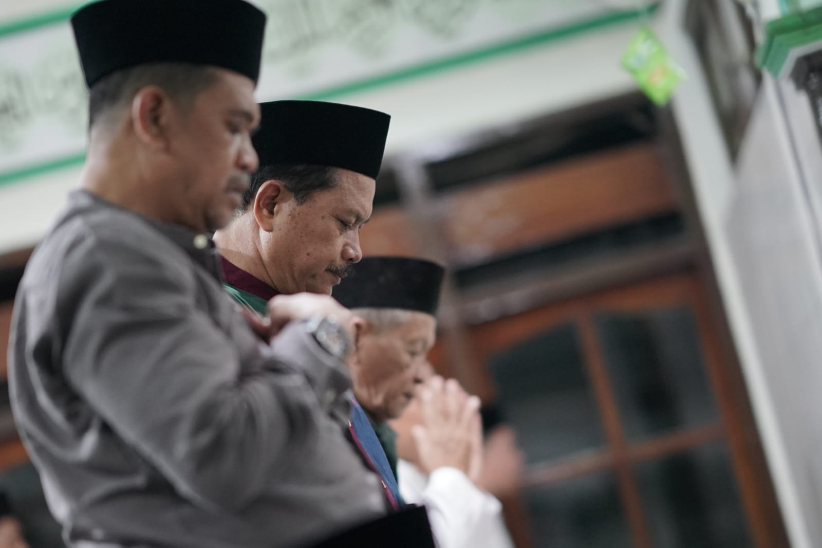 Salat Isya di Masjid Al-Ikhlas Josenan, Wali Kota Juga Sampaikan Pembangunan dan Salurkan Bantuan