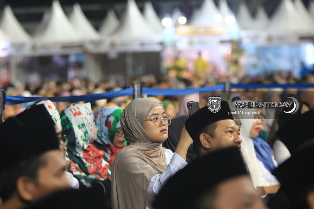 Foto 26 dari 29: Belasan Ribu Jamaah Larut dalam Pengajian Gus Iqdam, Pesan Amanah Menggema di Stadion Wilis
