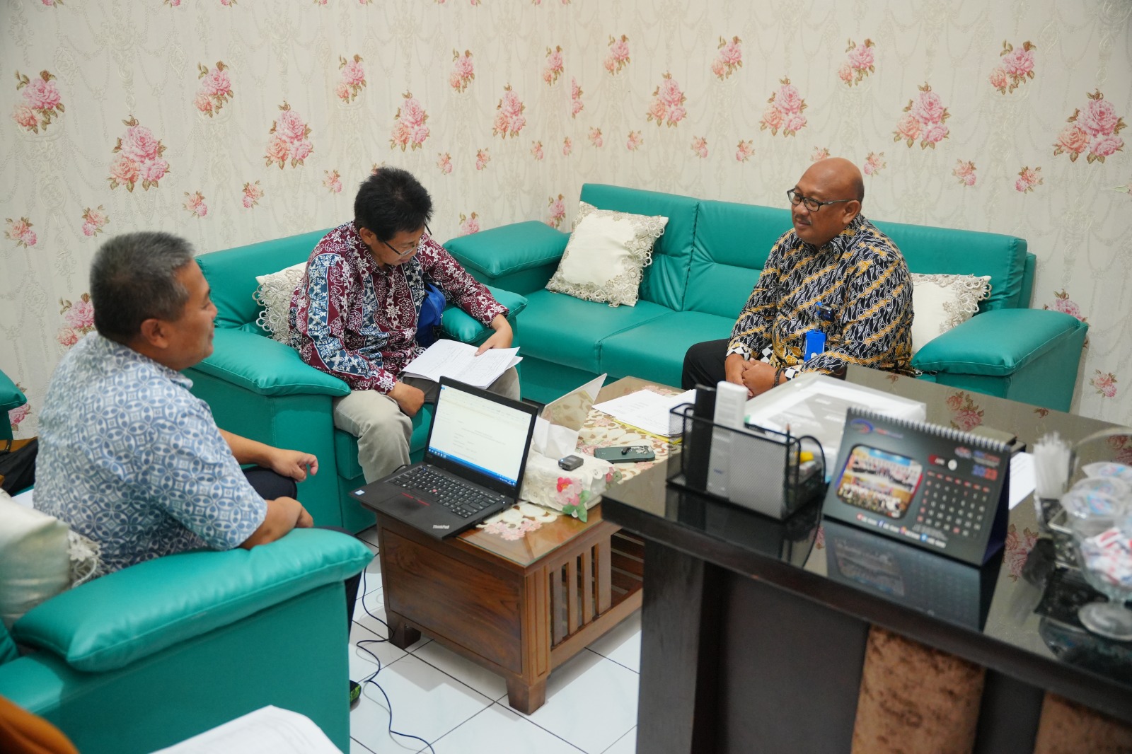 Foto 4 dari 12: Lengkapi Data Proposal Tugas Akhir Program Doktor Wali Kota, Tim UT Kembali Datang Gelar Assessment Kedua