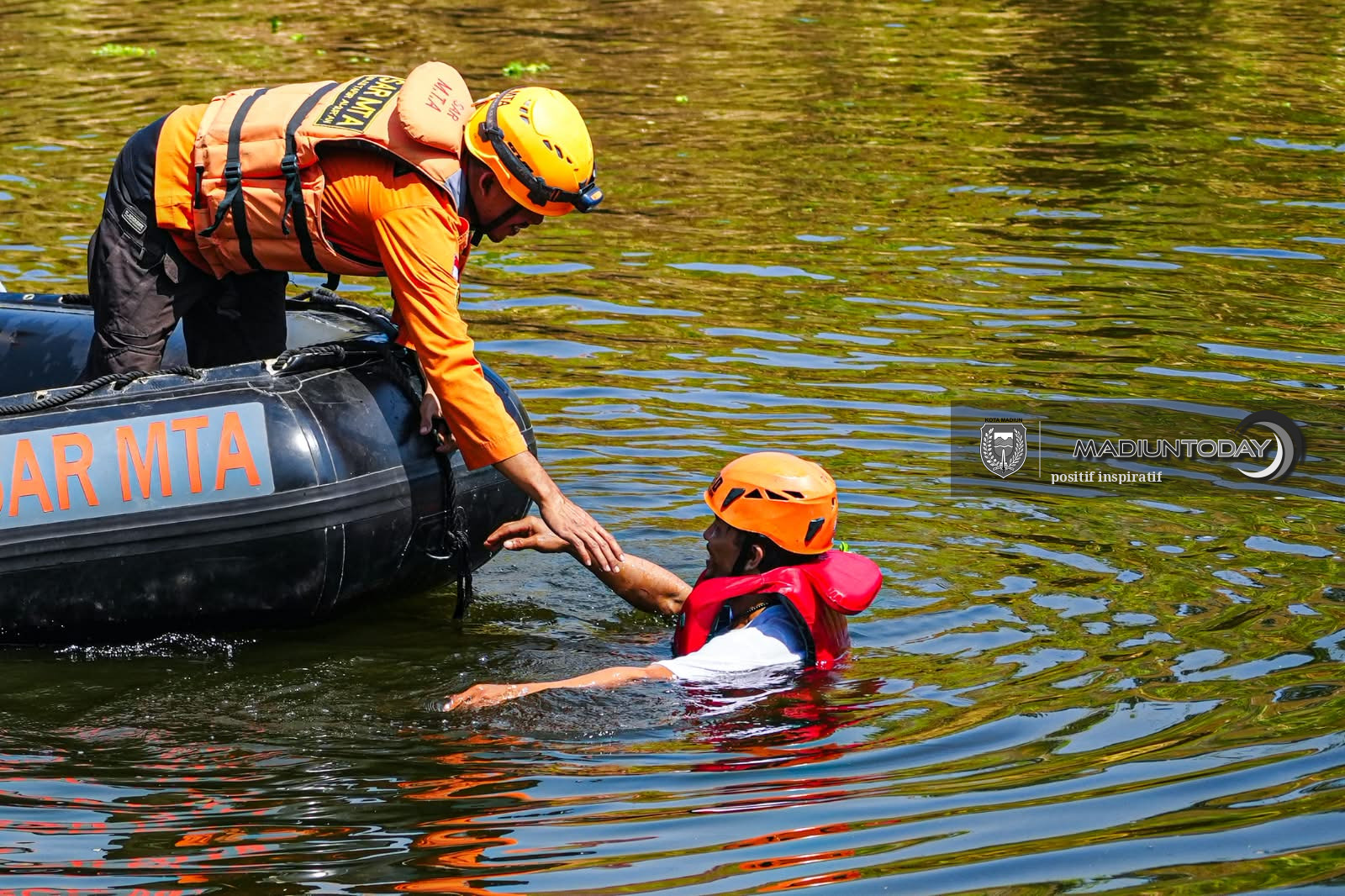 Foto 13 dari 19: Mendayungpun Ada Aturannya, Serunya Pelatihan Water Rescue di Kali Bantaran